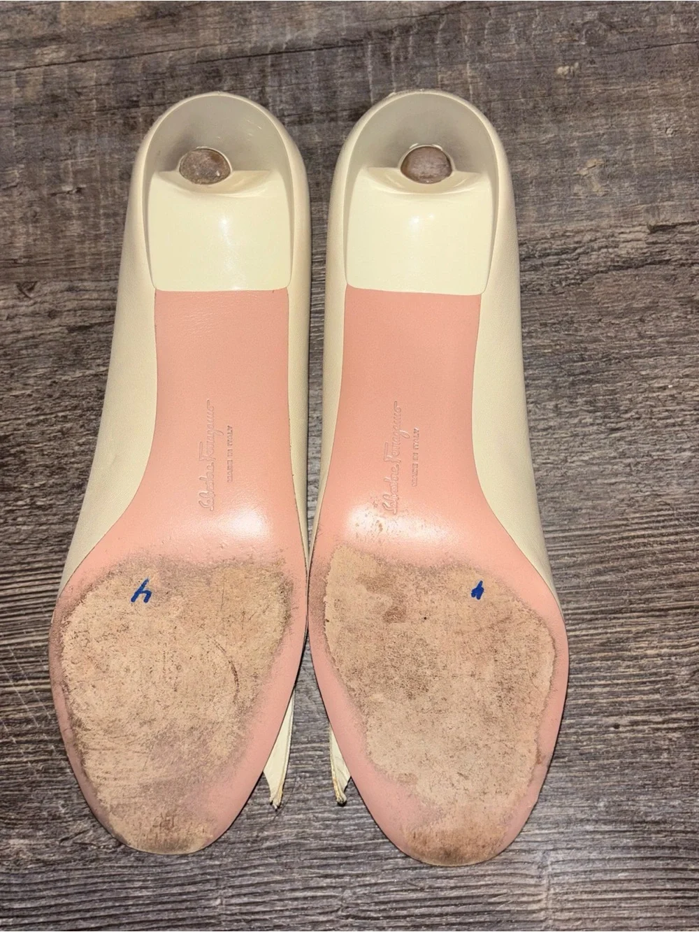 Vintage Salvatore Ferragamo Vara Bow Pumps Ivory Leather Heel Women’s Size 8 2A